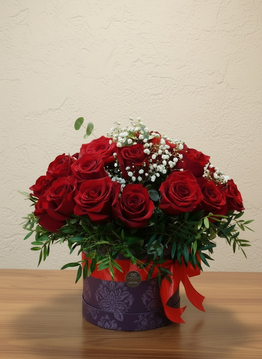 Classic Red - Rosas rojas con detalle floral blanco