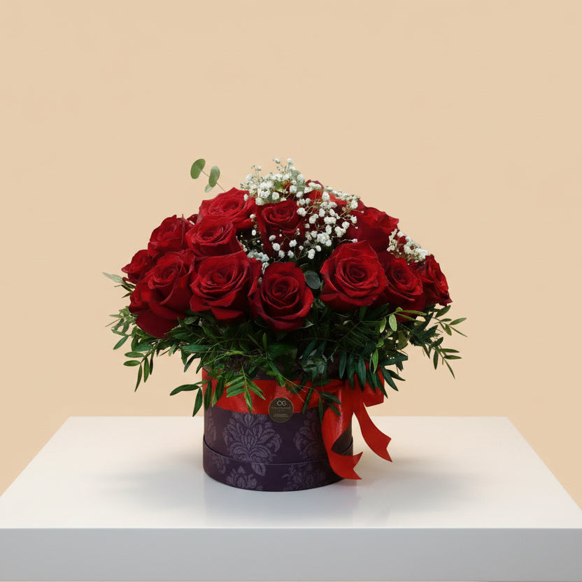 Classic Red - Rosas rojas con detalle floral blanco